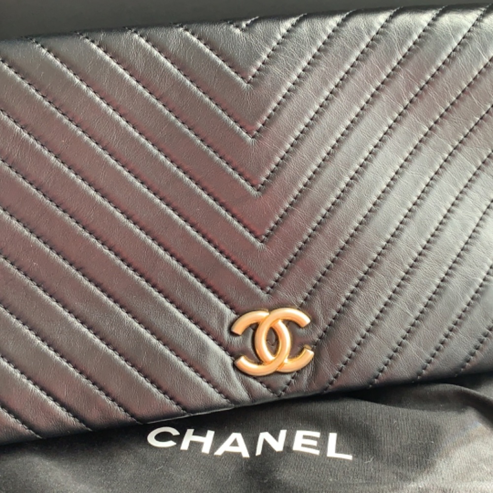 Chanel Chevon clutch - Picture 3 of 11